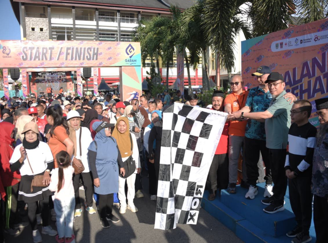 Wawako Padang Maigus Nasir bersama Gubernur Sumbar Mahyeldi melepas peserta Jalan Sehat HUT ke-80 PT Garam di Kantor Gubernur Sumbar, Minggu (5/10/2025).(Foto: Prokopim)