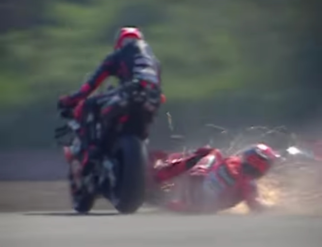 Marc Marquez terjatuh setelah insiden dengan Marco Bezzecchi di putaran pertama MotoGP Mandalika 2025.(Foto: Tangkapan layar IG @motogp)