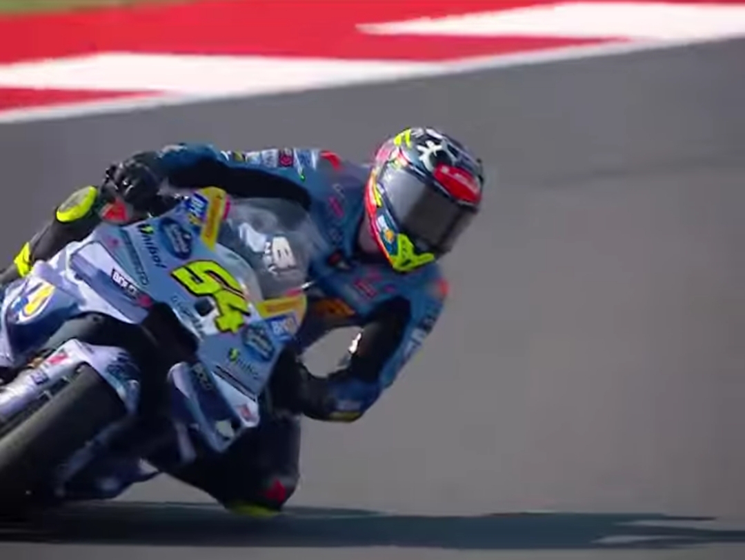 Fermin Aldeguer meraih kemenangan perdana di MotoGP Mandalika 2025 pada usia 20 tahun, mengungguli Pedro Acosta dan Alex Marquez.(Foto: Tangkapan layar video IG @motogp)