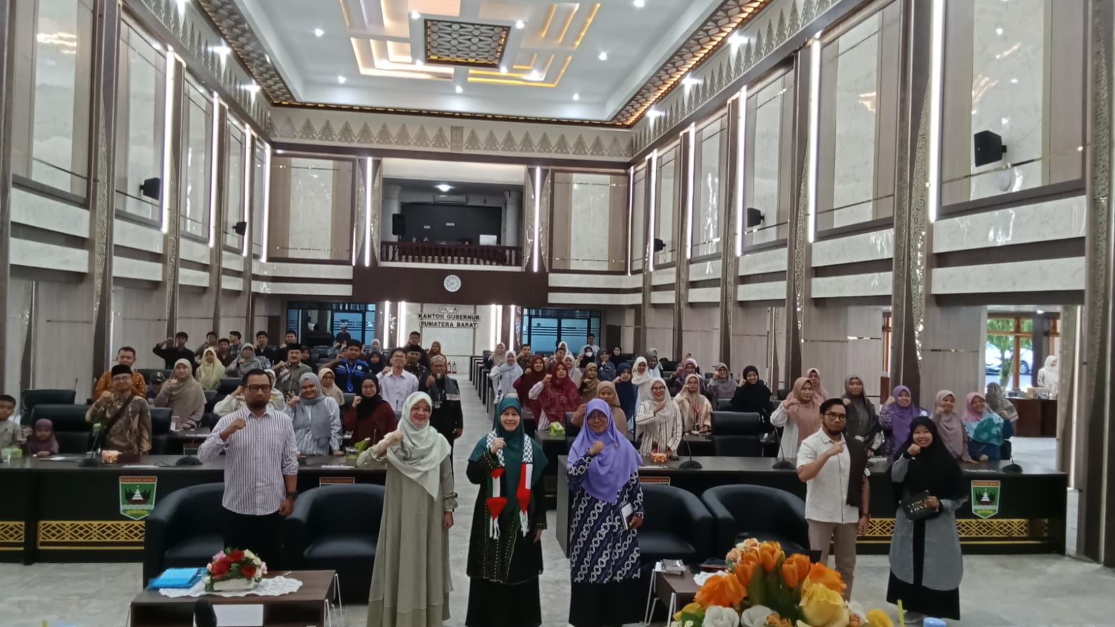 FLP Sumbar gelar bedah buku &ldquo;Gaza Tak Pernah Sunyi&rdquo; karya Prof. Hardisman, mengangkat kisah perjuangan dan kemanusiaan rakyat Palestina, Sabtu (4/10/2025).