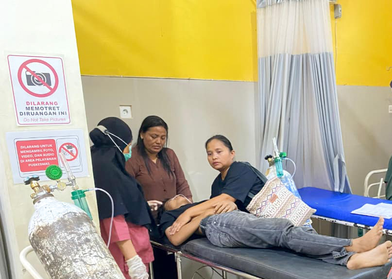 Korban kecelakaan lalu lintas di ruas jalan nasional Sumbar-Riau dalam penanganan medis di puskesmas di Limapuluh Kota, Sabtu (4/10/2025). (Satlantas Polres Limapuluh Kota)