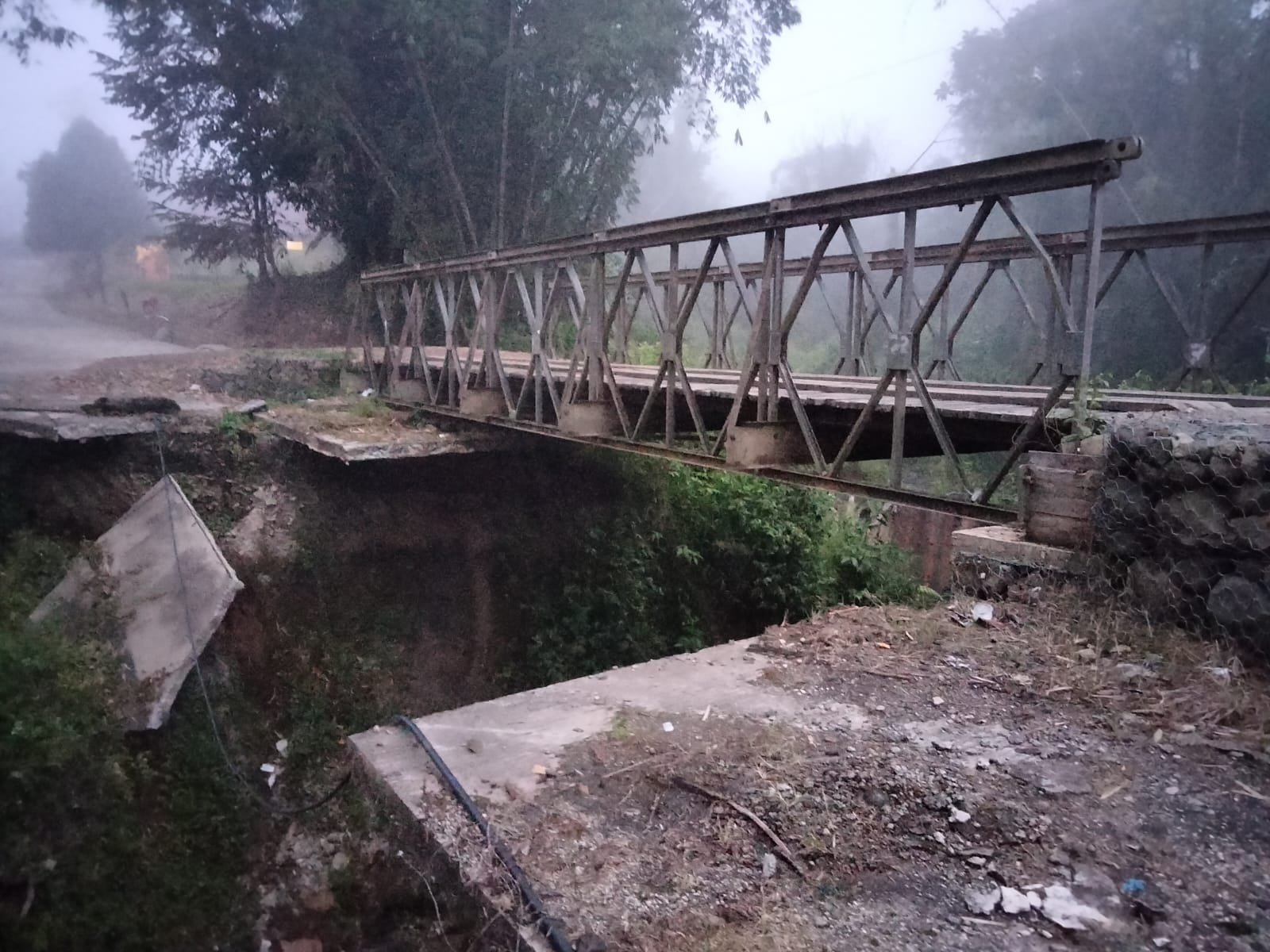 Akses menuju SMA 1 Sumbar di Padangpanjang terancam putus. Jembatan Bailey penopang utama menuju asrama mulai rusak dan rawan ambruk, Minggu (5/10/2025).