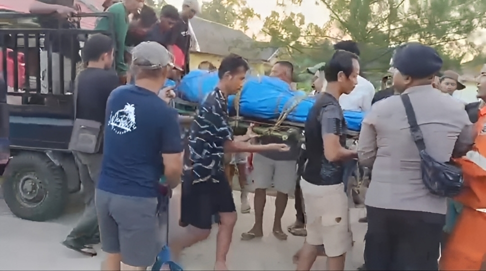 Tiga nelayan hilang di perairan Pulau Niau, Mentawai, berhasil ditemukan Tim SAR gabungan. Dua selamat, satu meninggal dunia, Sabtu (4/10/2025).