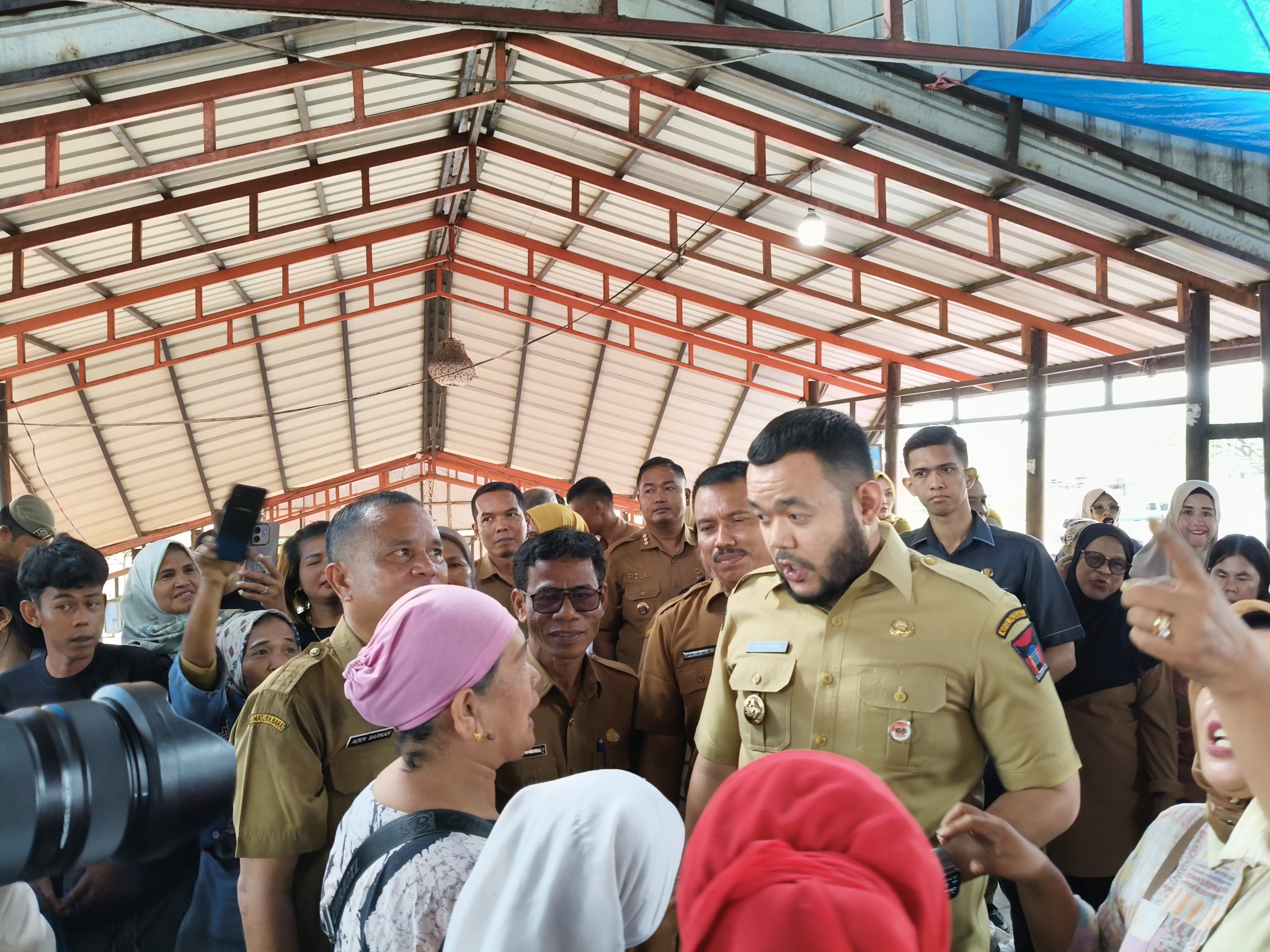 Wali Kota Padang Fadly Amran saat mengunjungi Pasar Lubuk Buaya dan bertemu pedagang, beberapa waktu lalu. (Foto Diskominfo Padang)