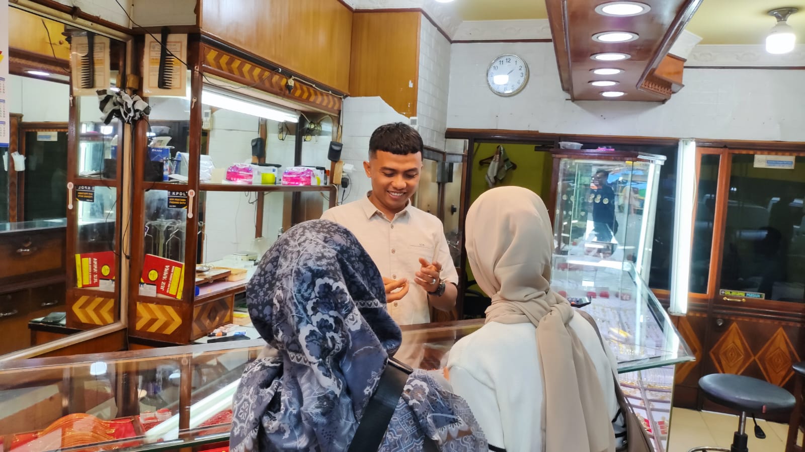 Harga emas di Padang, Minggu (5/10/2025), tembus Rp5,1 juta per 2,5 gram, mencetak rekor harga tertinggi di pasar tradisional. (Randi/Padek)
