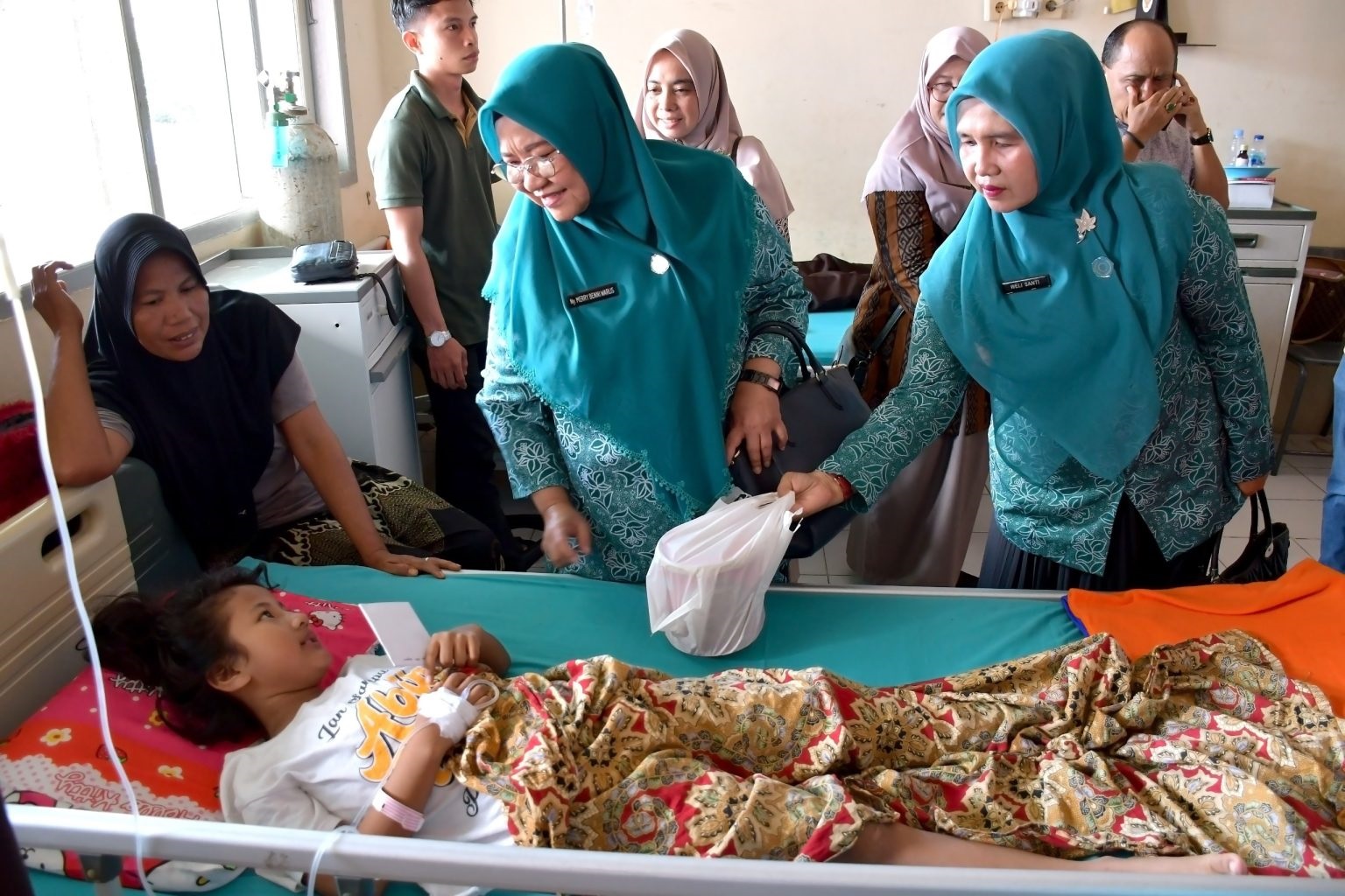 MEMBESUK: Ketua Tim Penggerak PKK Agam Merry Benni Warlis meninjau perkembangan kondisi pasien dugaan keracunan Makanan Bergizi Gratis (MBG) yang masih dirawat di RSUD Lubukbasung, Sabtu (4/10).