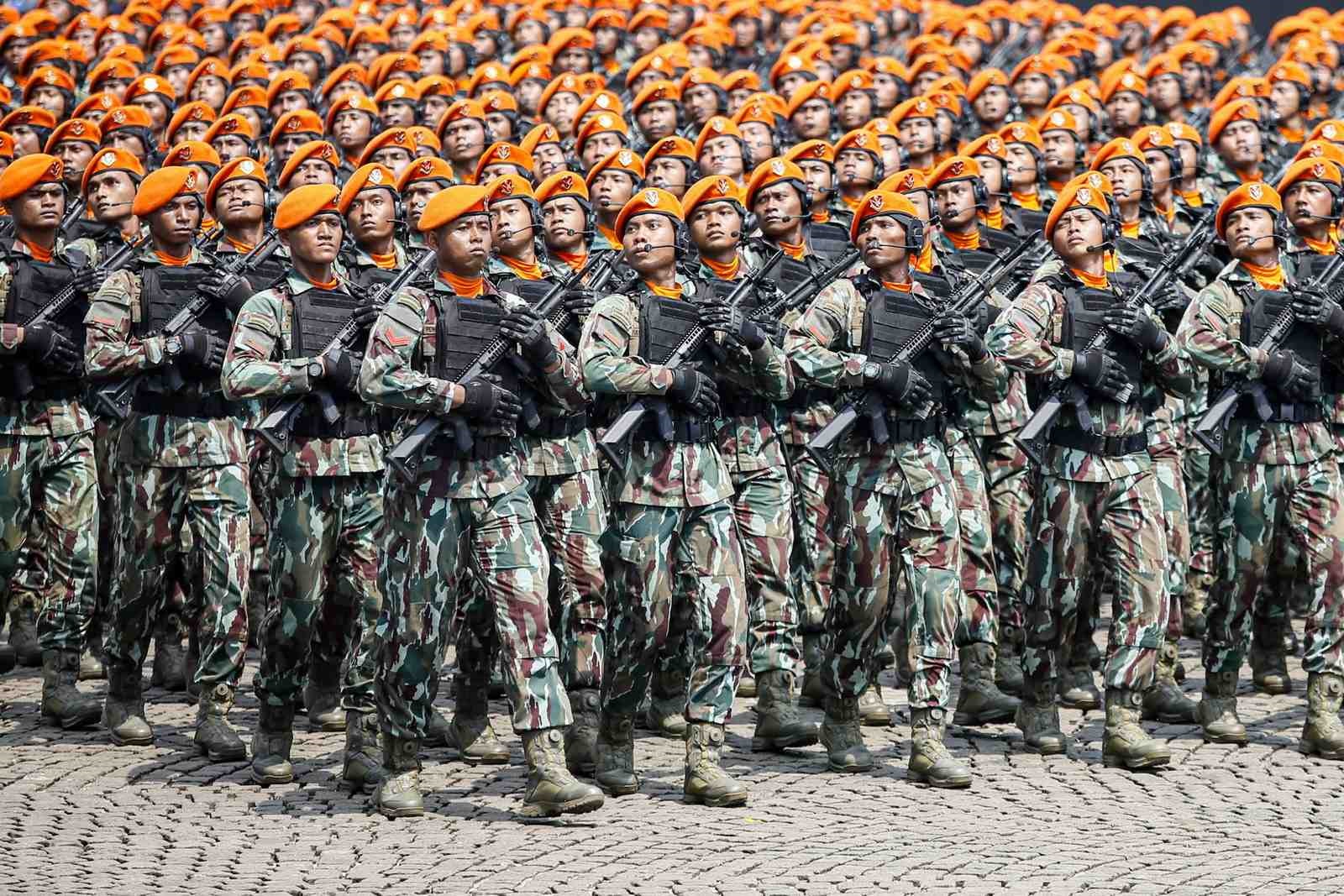 HARUS TERUS BERKEMBANG: Sejumlah Prajurit TNI mengikuti defile pasukan saat peringatan Hari Ulang Tahun (HUT) ke-80 Tentara Nasional Indonesia (TNI) di Monas, Jakarta, Minggu (5/10).