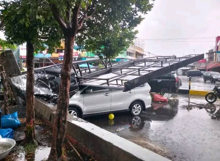 Tiupan angin kencang menyebabkan atap rumah warga, kantor pemerintahan, kedai, toko rusak, dan kendaraan ditimpa material berat, di Kota Solok, Minggu (5/10). (Foto FB)
