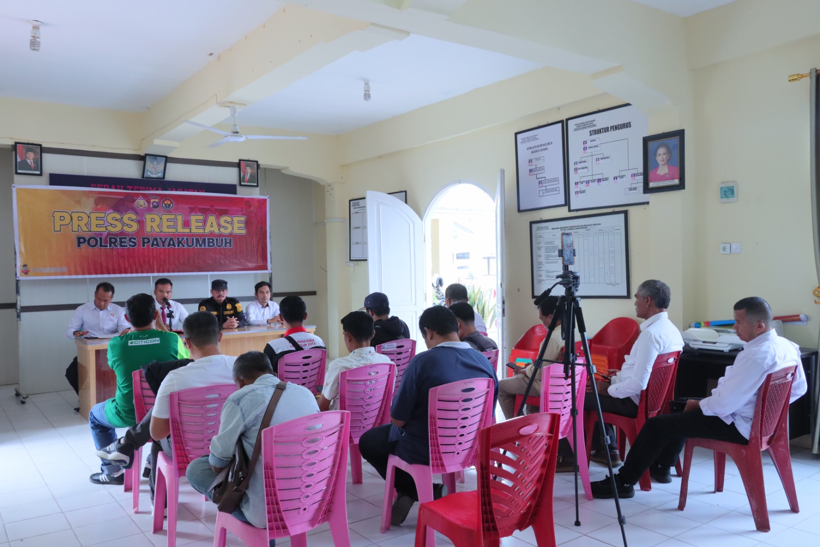 Polres Payakumbuh ungkap hasil investigasi kebakaran Pasar Payakumbuh. Penyebab kebakaran diduga akibat nyala api terbuka, bukan korsleting listrik, Senin (6/10/2025).