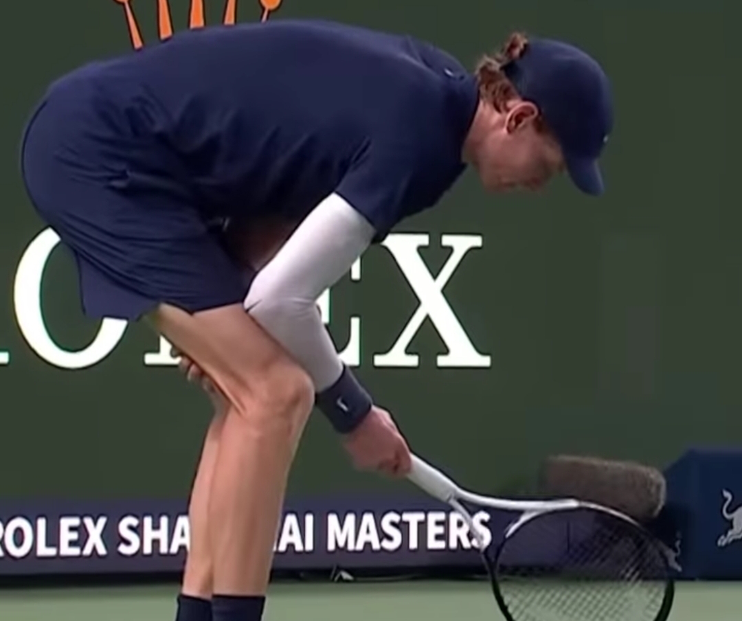 Sinner mengalami kram parah di set ketiga dan tersingkir dari Shanghai Masters 2025, kehilangan 950 poin di peringkat ATP. (Foto: Tangkapan video Instagram @rolexshmasters)