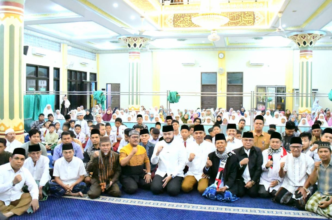 Wako Fadly Amran bersams siswa SD dan SMP serta orang tua mengikuti Subuh Mubarakah di Masjid Besar Darul Hikmah, Padang, bagian program Smart Surau Pemko Padang, Senin (6/10/2025). (Foto: Prokopim)