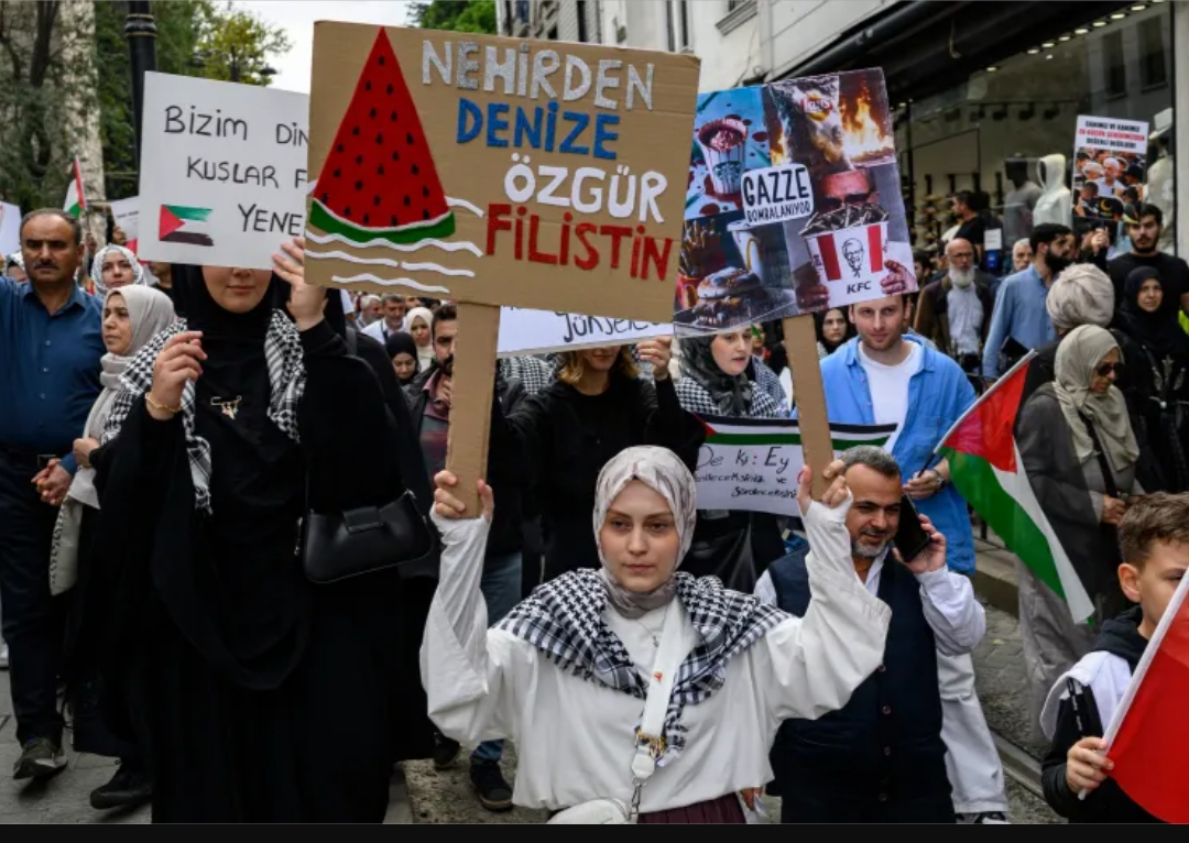 Demonstran mengangkat poster "Bebaskan Palestina" dalam aksi solidaritas mendukung rakyat Palestina di Istanbul, Turki, Minggu (5/10/2025). (Foto: AFP)
