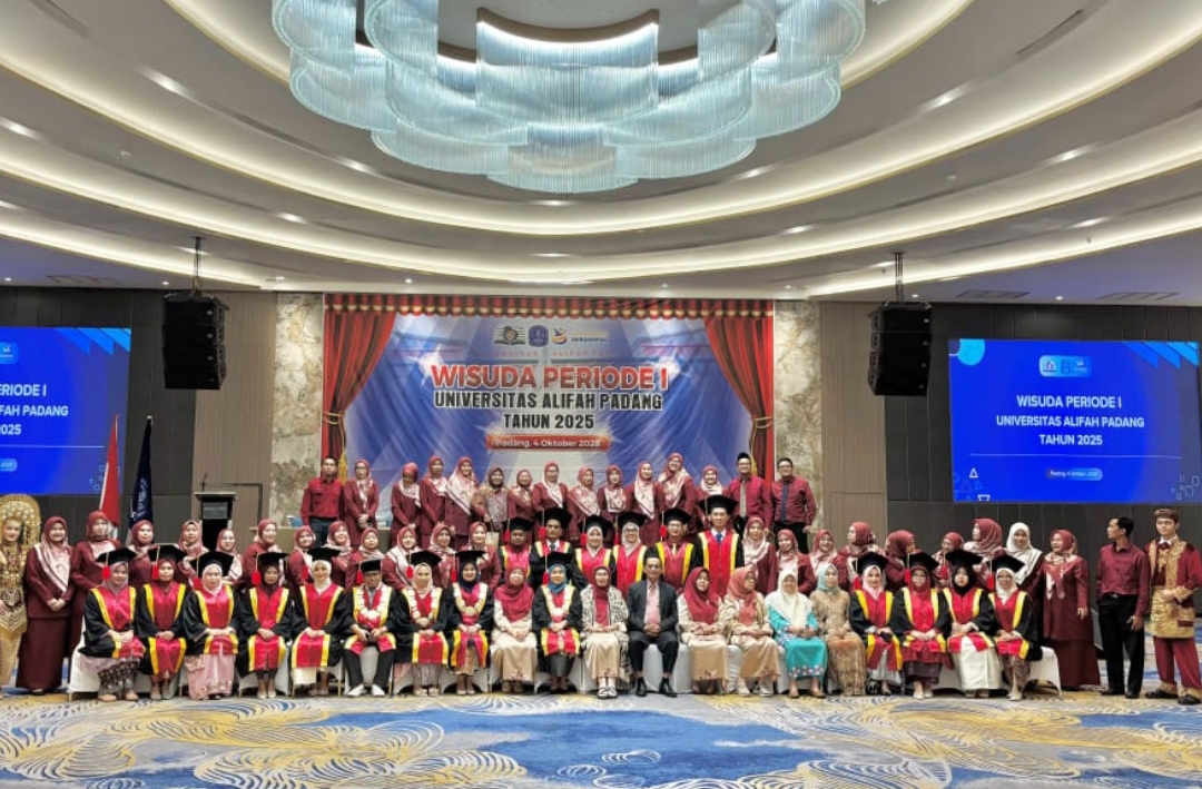 Rektor Universitas Alifah Padang, Dr. Fanny Ayudia, memindahkan jambul toga wisudawati pada Wisuda Perdana Universitas Alifah Padang Tahun 2025 di Hotel Mercure Padang, Sabtu (4/10). (Foto: IST)