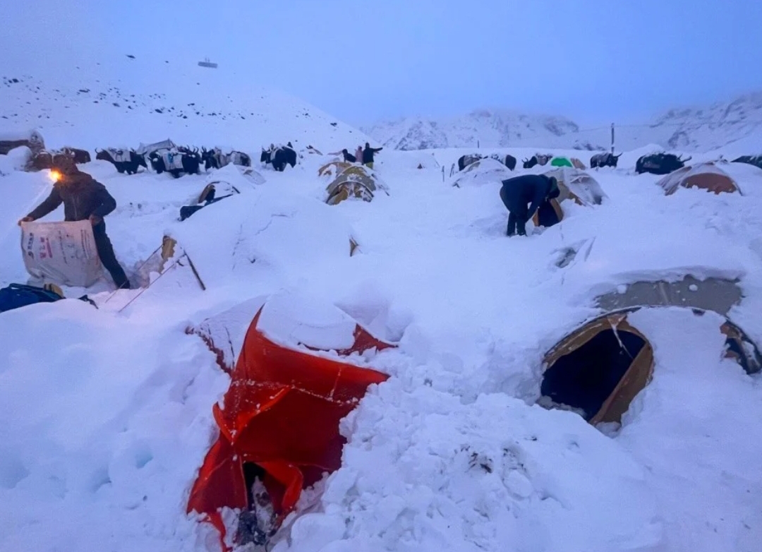 Upaya penyelamatan sedang berlangsung di lereng timur Gunung Everest setelah badai salju tak biasa terjadi pada akhir pekan kemarin, menjebak ratusan pendaki. (Foto: Handout/ SCMP)