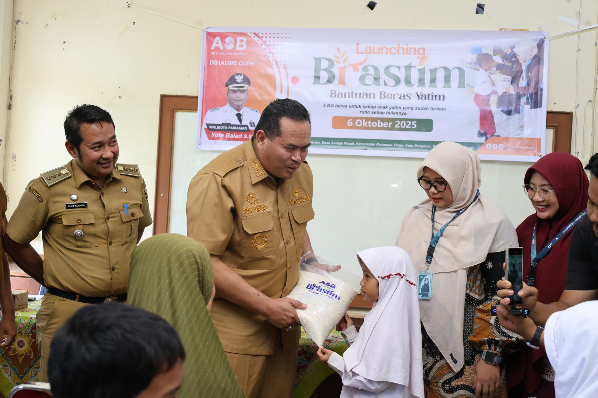 Sebanyak 51 anak yatim di Kecamatan Pariaman Timur, Kota Pariaman menerima bantuan beras dari Yayasan ASB dalam program Brastim, Senin (6/10/2025).