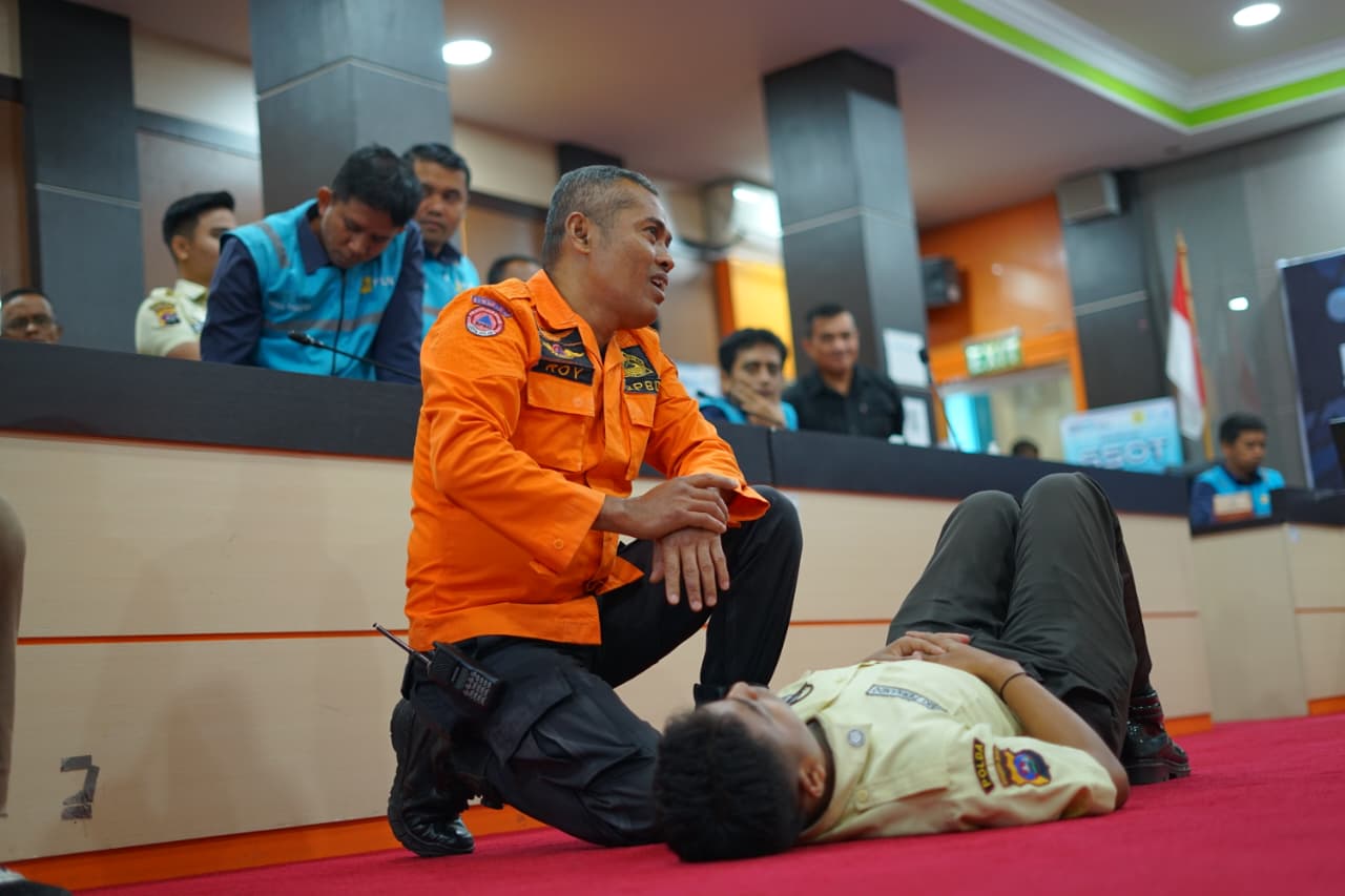PLN UP3 Solok gelar simulasi tanggap darurat gempa bumi bersama BPBD Kota Solok untuk tingkatkan kesiapsiagaan, keselamatan kerja, dan keandalan layanan kelistrikan.