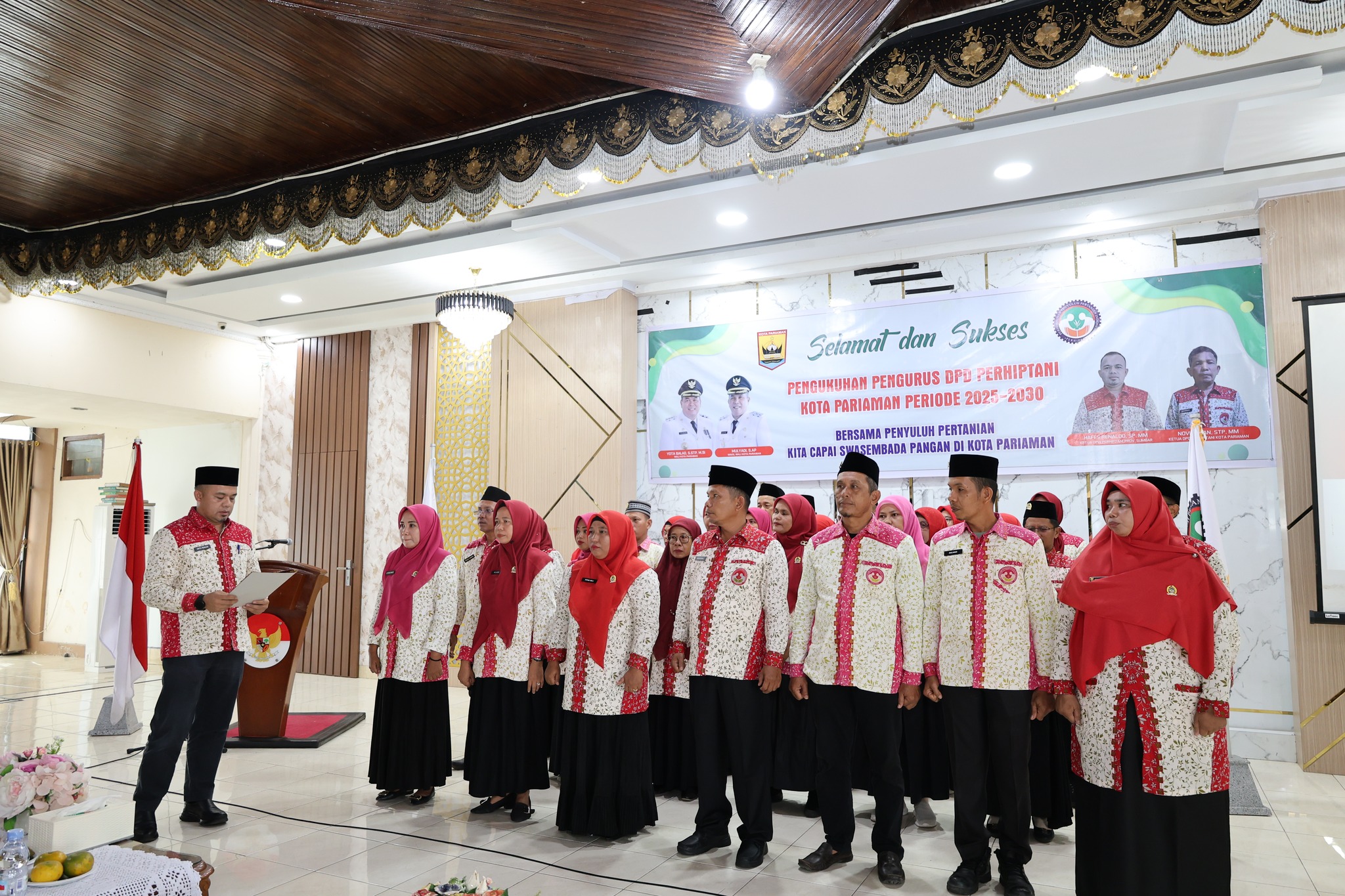 Ketua DPW Perhiptani Sumbar Hafes Renaldo kukuhkan DPD Perhimpunan Penyuluh Pertanian Indonesia Kota Pariaman 2025&ndash;2030, di Balairung Pendopo Wali Kota Pariaman, Senin (6/10/2025).
