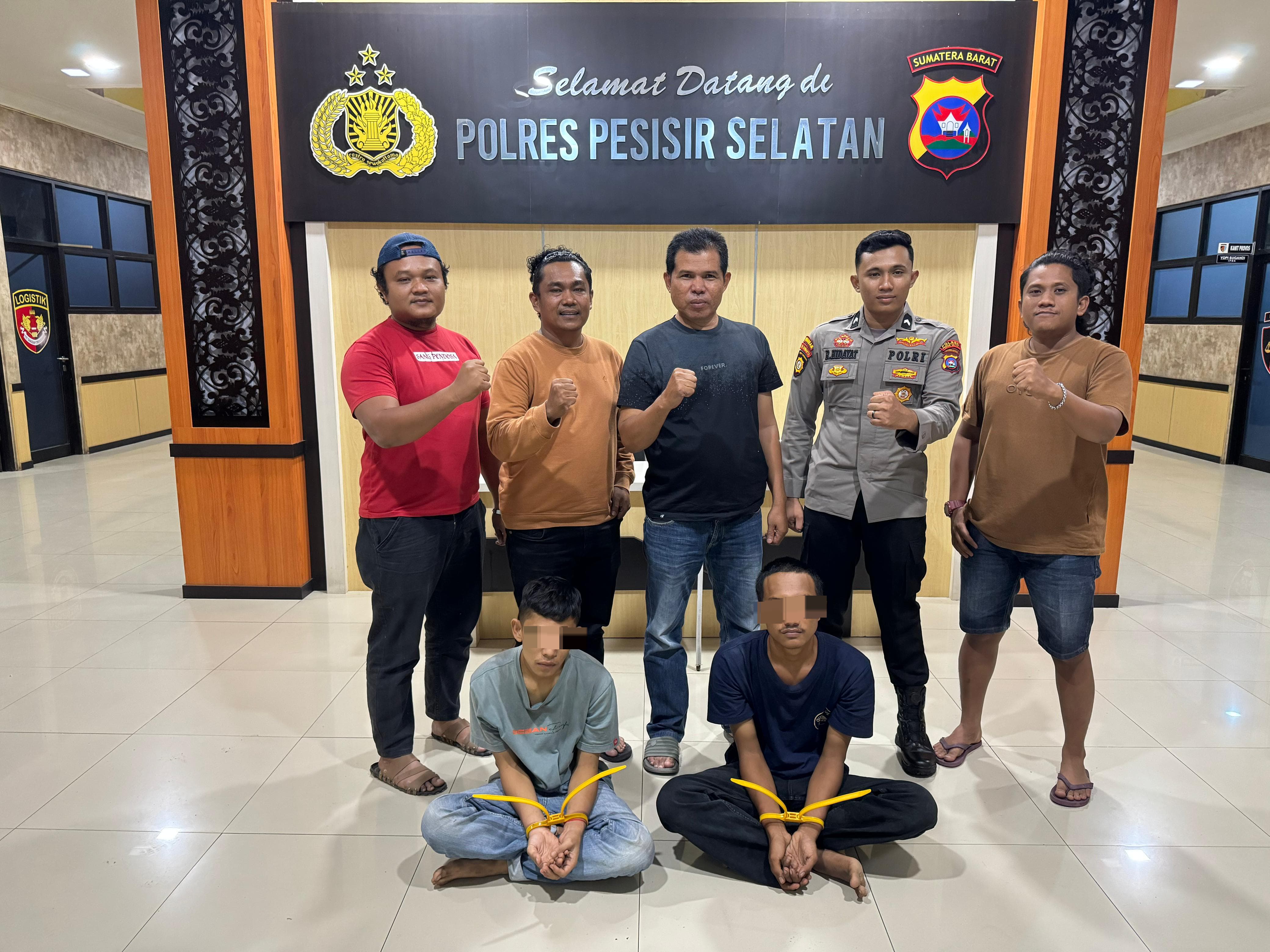 Kedua tersangka saat diamankan di Mapolres Pessel. (Dok Humas Polres Pessel)