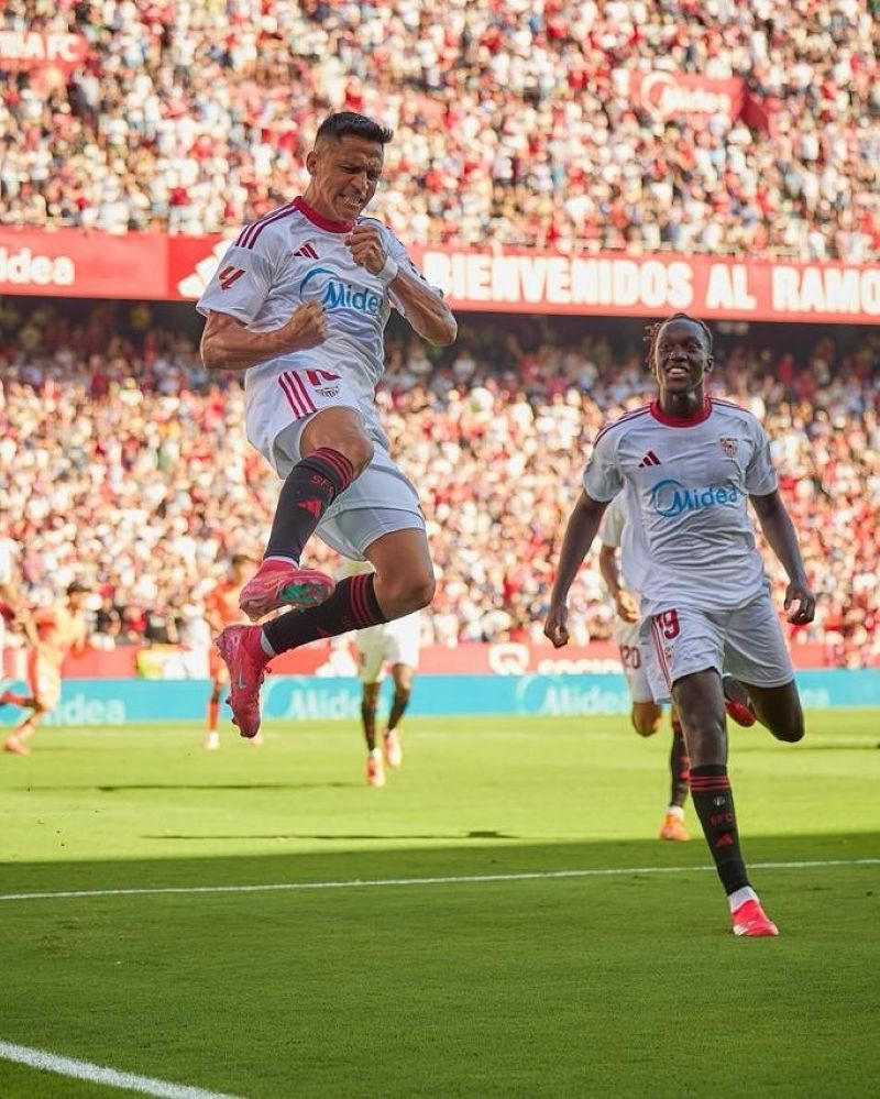 Striker Sevilla FC Alexis Sanchez merayakan gol ke gawang FC Barcelona kemarin (6/10).