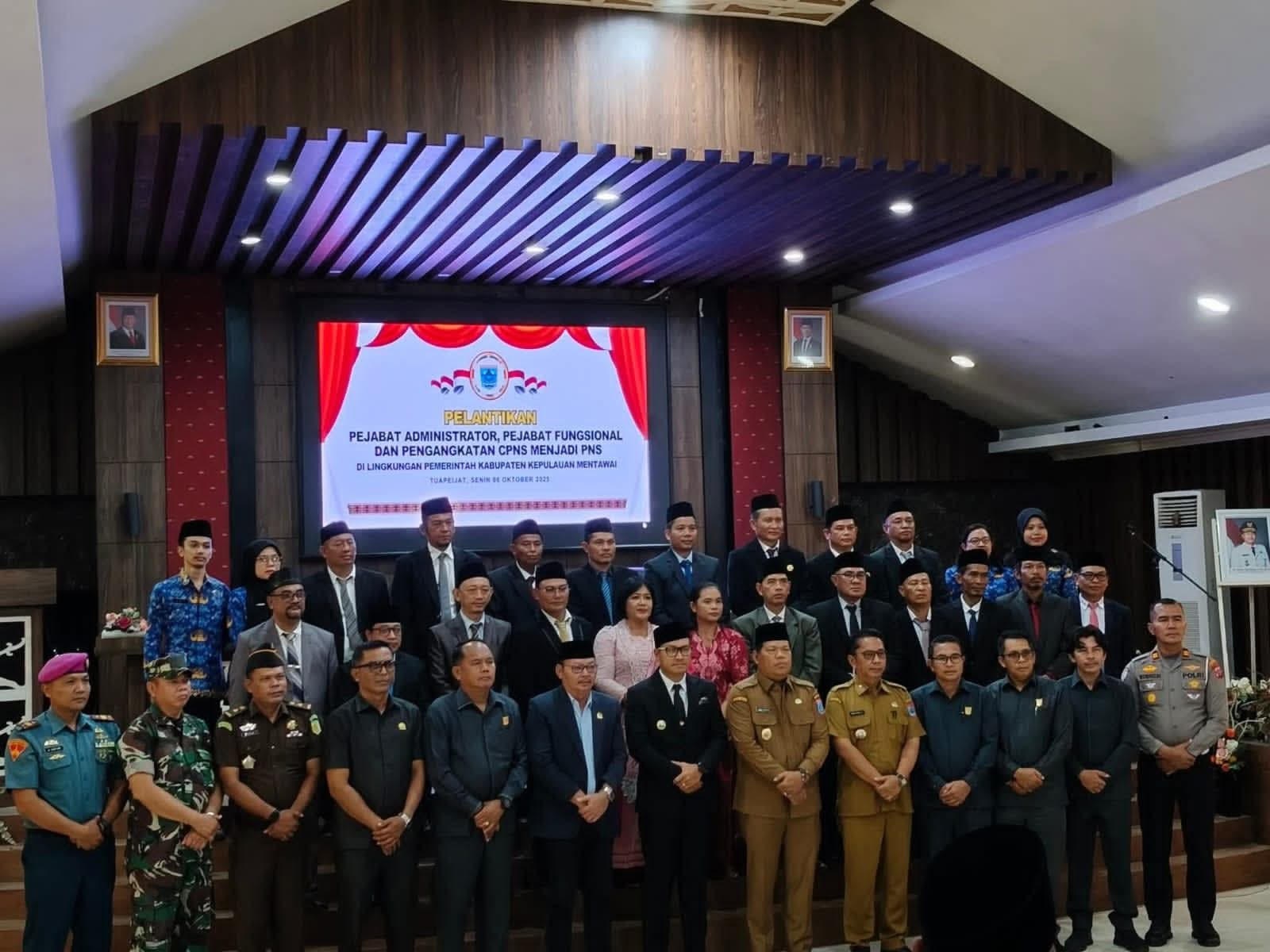 DIMINTA FOKUS: Bupati Kepulauan Mentawai, Rinto Wardana Samaloisa (RWS) foto bersama usai pelantikan 9 camat dan 3 sekretaris dinas di Aula Bappeda Mentawai, Senin (6/10).