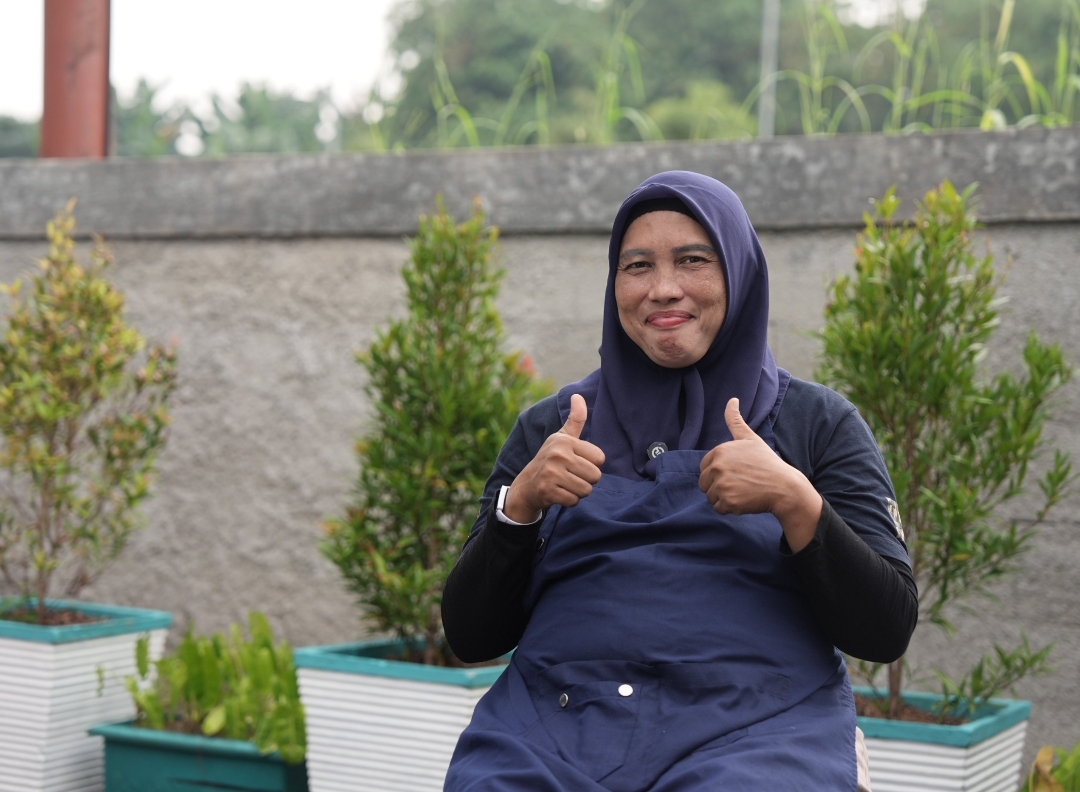 ibu tunggal asal Tangerang Selatan, tetap semangat bekerja di dapur Makan Bergizi Gratis (MBG) meski tengah hamil. (Foto: IST)