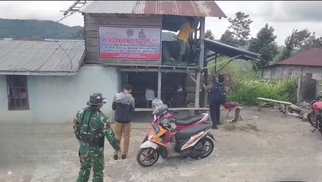 Petugas BKSDA Sumbar melakukan pemasangan spanduk larangan melakukan aktivitas pendakian di Kecamatan IV Koto, Kabupaten Agam, Senin (6/10/2025).