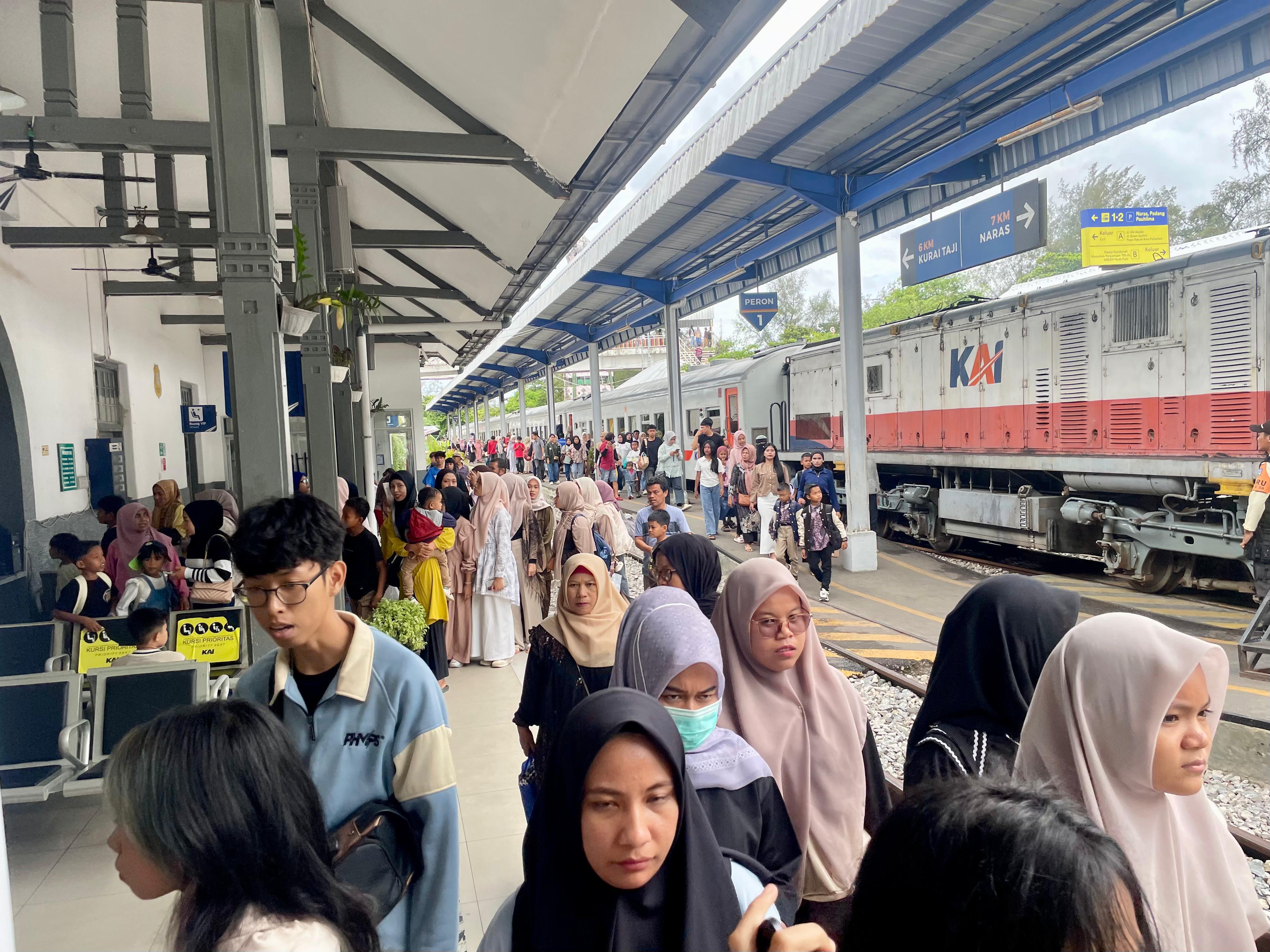 KAI Divre II Sumbar catat rekor 1,49 juta penumpang hingga September 2025, naik 11,3 persen berkat peningkatan layanan dan ketepatan waktu.