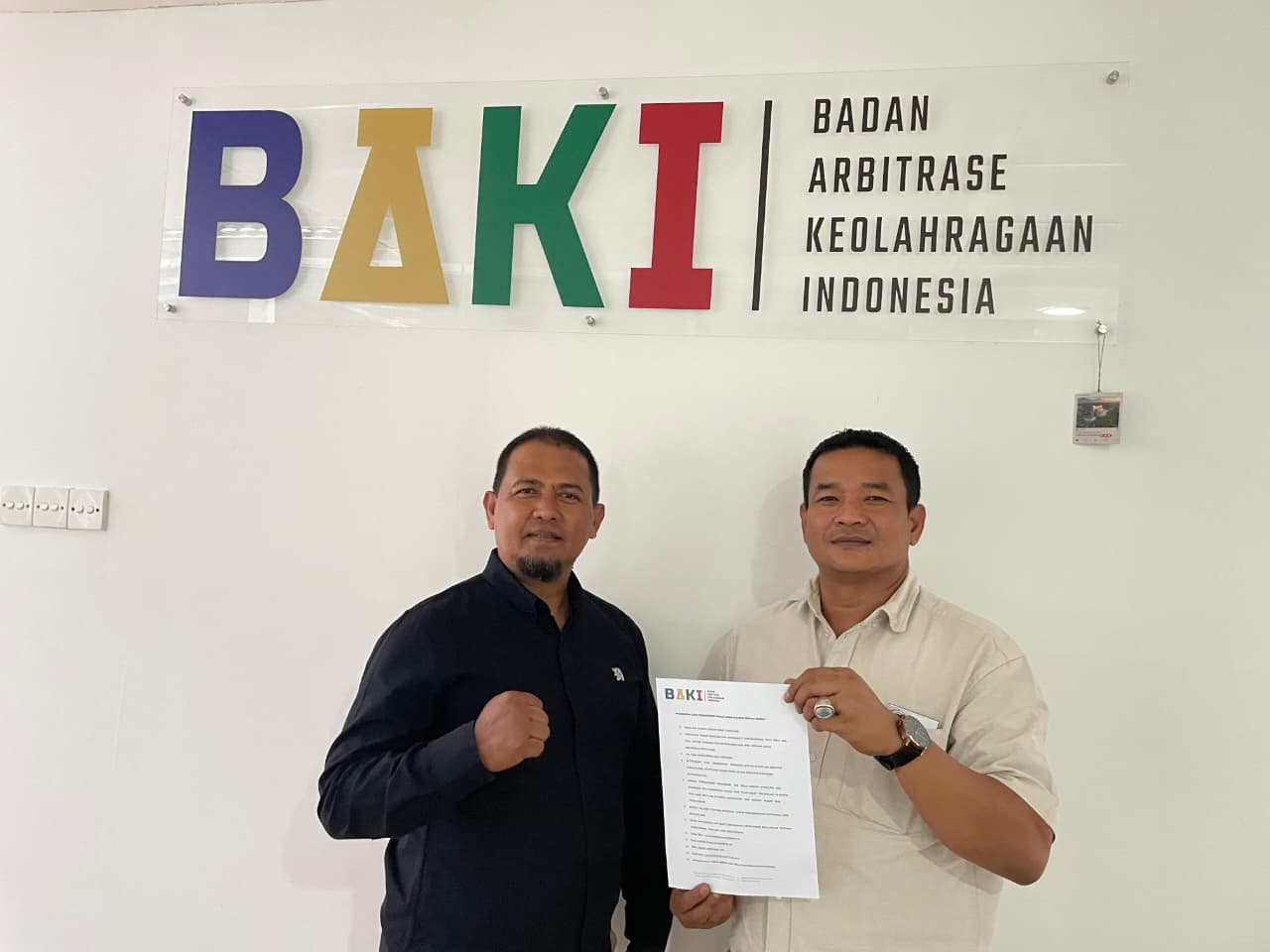 ANTARKAN BERKAS: Tommy Irawan Sandra bersama tim hukumnya saat menyerahkan laporan ke Badan Arbitrase Keolahragaan Indonesia (BAKI) terkait dugaan pelanggaran Musorprovlub KONI Sumbar, Senin (6/10).