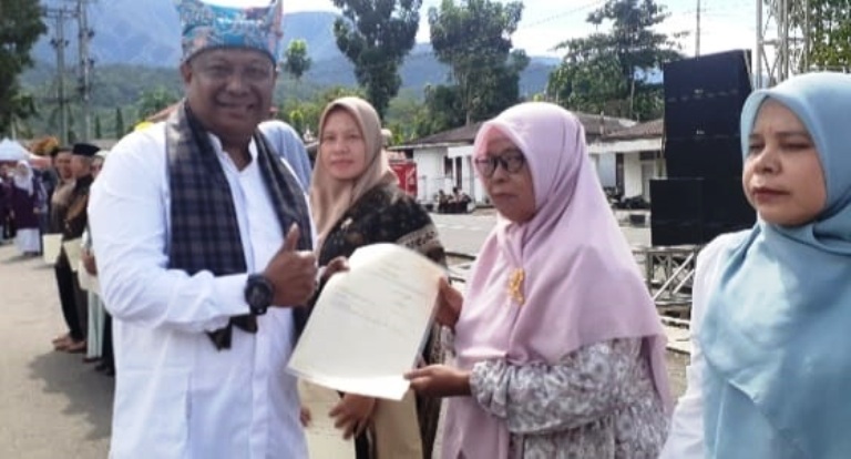 PROGRAM:Kepala BPN Pasaman Ikram Abdul Haris menyerahkan sertfikat tanah ke masyarakat secara simbolis dalam rangkaian HUT ke-80 Kabupaten Pasaman di GOR Tuanku Rao, Lubuksikaping, Sabtu (4/10).