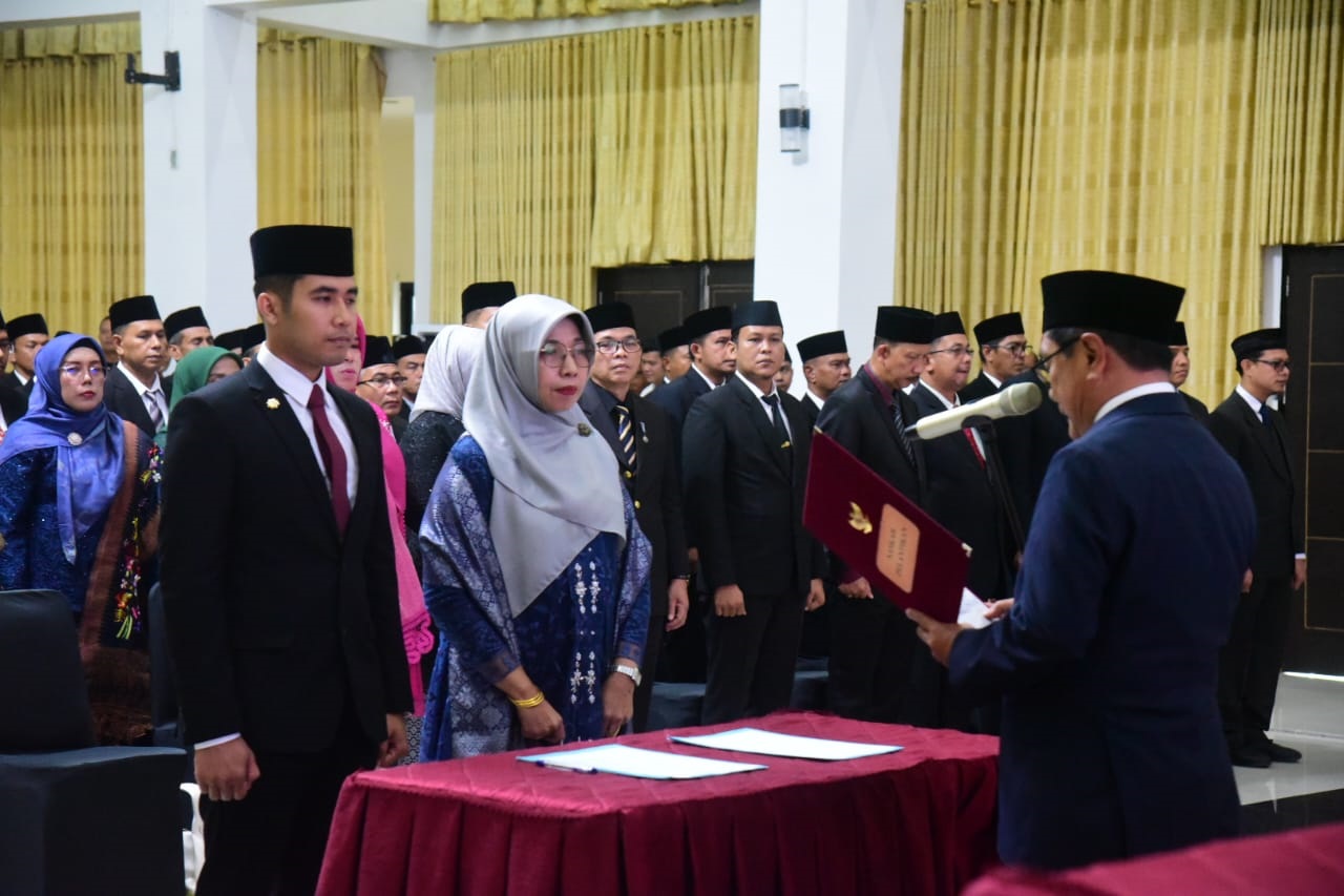 PENGAMBILAN SUMPAH: Bupati Padangpariaman, John Kenedy Azis, saat melantik pejabat eselon III dan IV Pemkab Padangpariaman di Hall Kantor Bupati, kemarin.