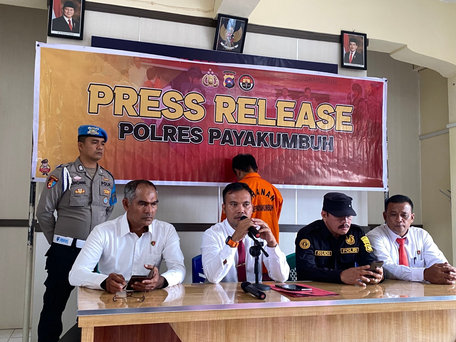 MERESAHKAN: Pelaku RK, 57, yang melakukan pencurian di Kelurahan Kotopanjang, Kecamatan Lampasi Tigo Nagori, Payakumbuh saat dihadirkan dalam ekspos kasus di Mapolres Payakumbuh, kemarin.