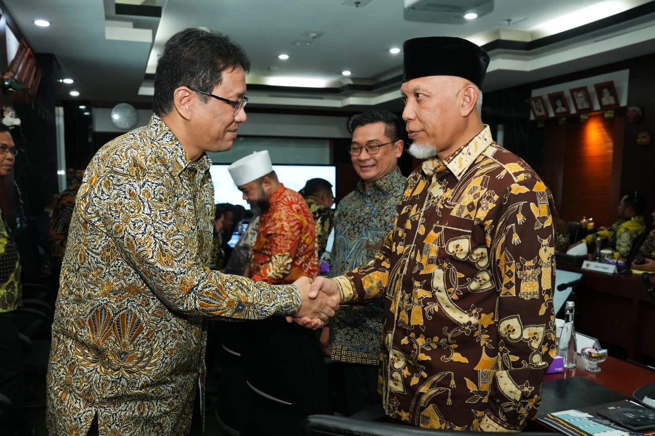 Gubernur Sumbar Mahyeldi saat bertemu Menkeu Purbaya, Selasa (7/10/2025), usulkan pemerintah pusat bayar gaji ASN daerah akibat pengurangan Dana Transfer ke Daerah tahun 2026.