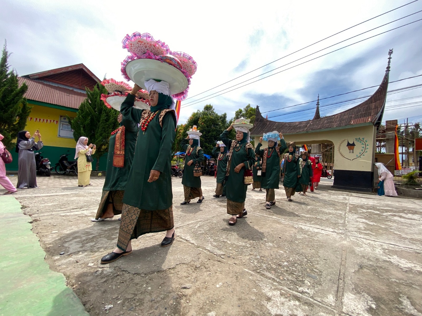 JAGA TRADISI: Tradisi Maanta Pabukoan ditampilkan dalam Satu Iven Satu Nagari di Kenagarian Tiakar, Minggu (5/10).