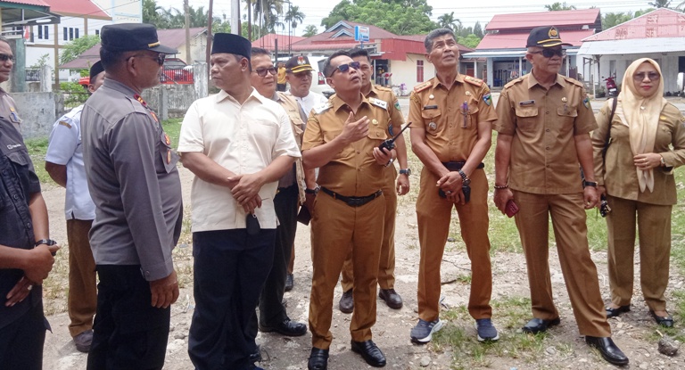 Wakil Bupati Pessel, Risnaldi Ibrahim, saat melakukan peresmian dengan didampingi Kepala Pelaksana BPBD Pessel, Yuskardi, dan beberapa kepala OPD lainnya. (Dok Yon)
