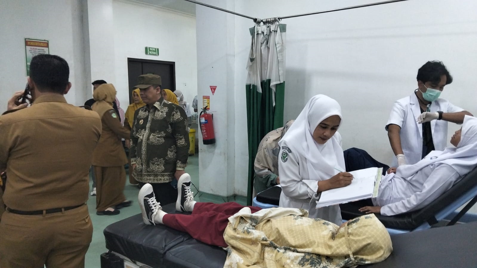 DALAM PERAWATAN: Dua orang pelajar tengah menjalani perawatan di IGD RSUD Padangpanjang, kemarin. Mereka menjadi korban keracunan yang diduga karena mengonsumsi MBG, Senin (6/ 10) lalu.