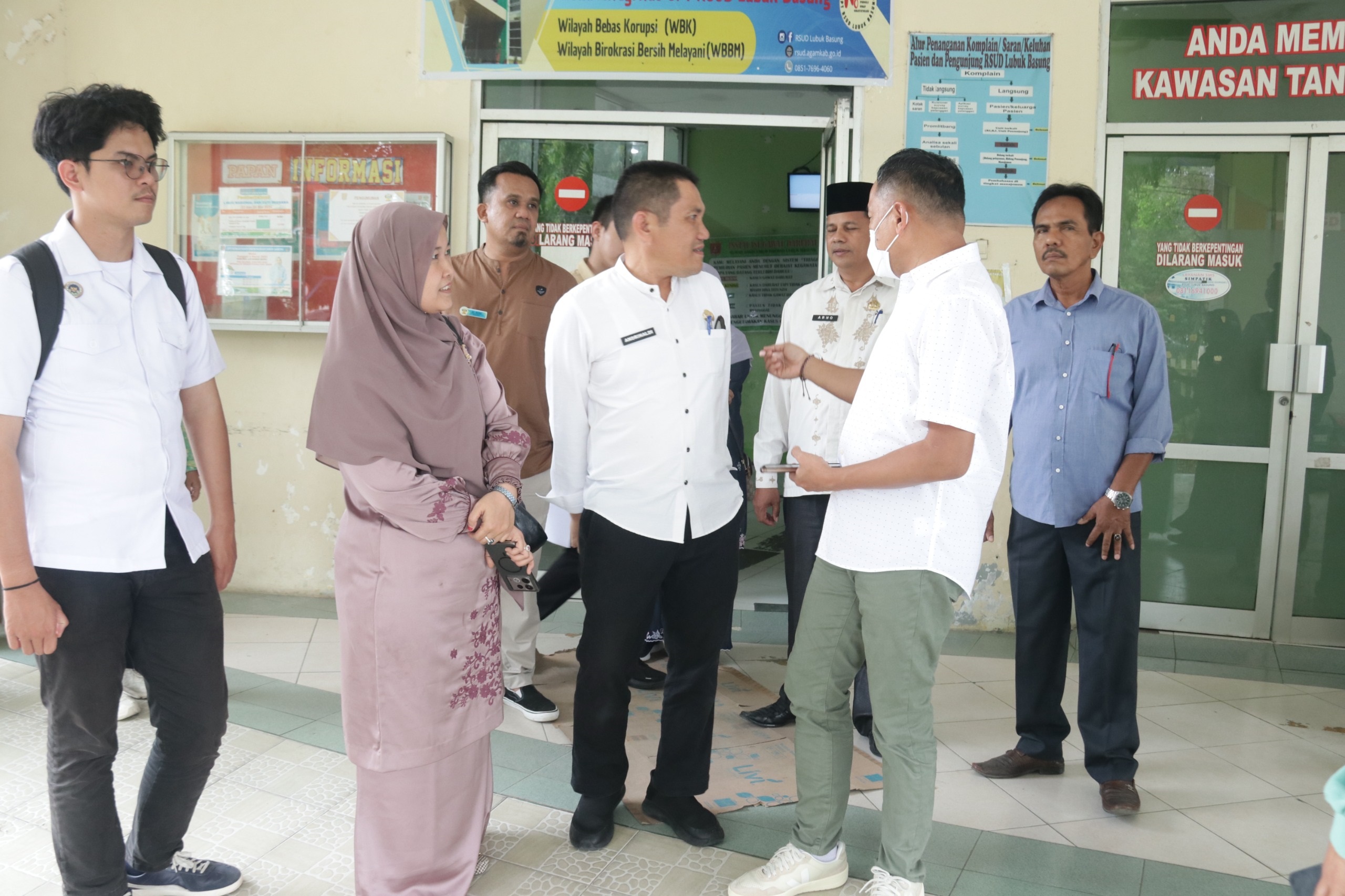 SETELAH KERACUNAN MASSAL: Tim Pemantauan dan Pengawasan Wilayah I Badan Gizi Nasional (BGN) meninjau kasus dugaan keracunan massal makanan bergizi gratis (MBG) di Lubukbasung, baru-baru ini.