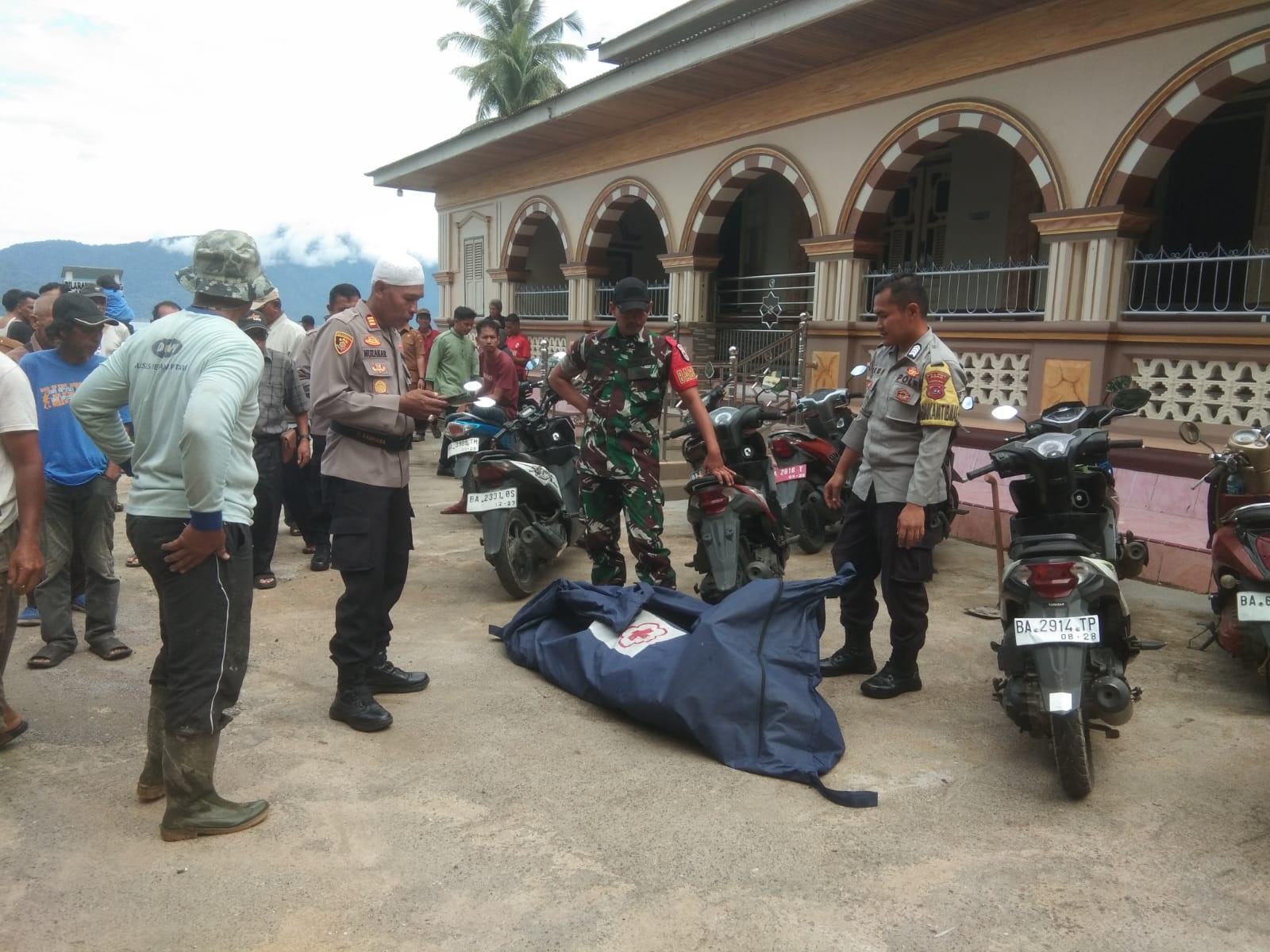 EVAKUASI: Aparat kepolisian dan TNI bersama warga saat mengevakuasi jasad Dechania Samura yang ditemukan mengapung dalam kondisi meninggal dunia di Danau Maninjau, Agam, kemarin.