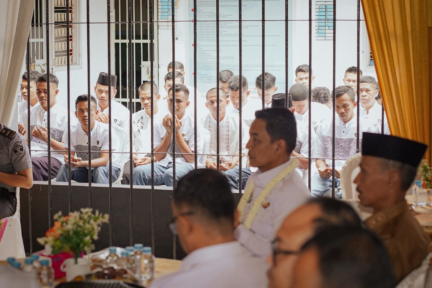 PENUH HARAPAN: Para Narapidana ikut berdoa menyambut kedatangan kepala rutan yang baru.