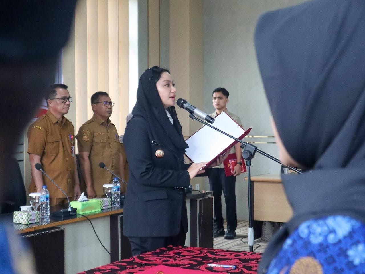 DILANTIK: Bupati Dharmasraya, Annisa Suci Ramadhani melantik pejabat administrator dan pengawas di lingkungan Pemkab Dharmasraya, Selasa (7/10).