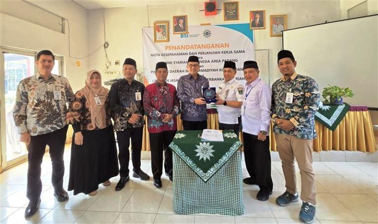 Foto Bersama penandatanganan kerjasama BSI Padang By Pass dan Muhammadiyah Padang, Rabu 8 Oktober 2025.