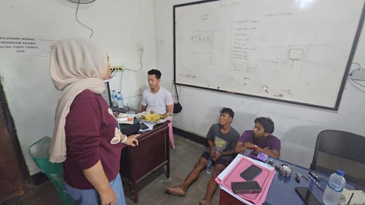 DIPROSES HUKUM: Tim Satreskrim Polres Padangpariaman mengamankan dua pemuda yang diduga mencuri kabel di Mapolsek Nansabaris.