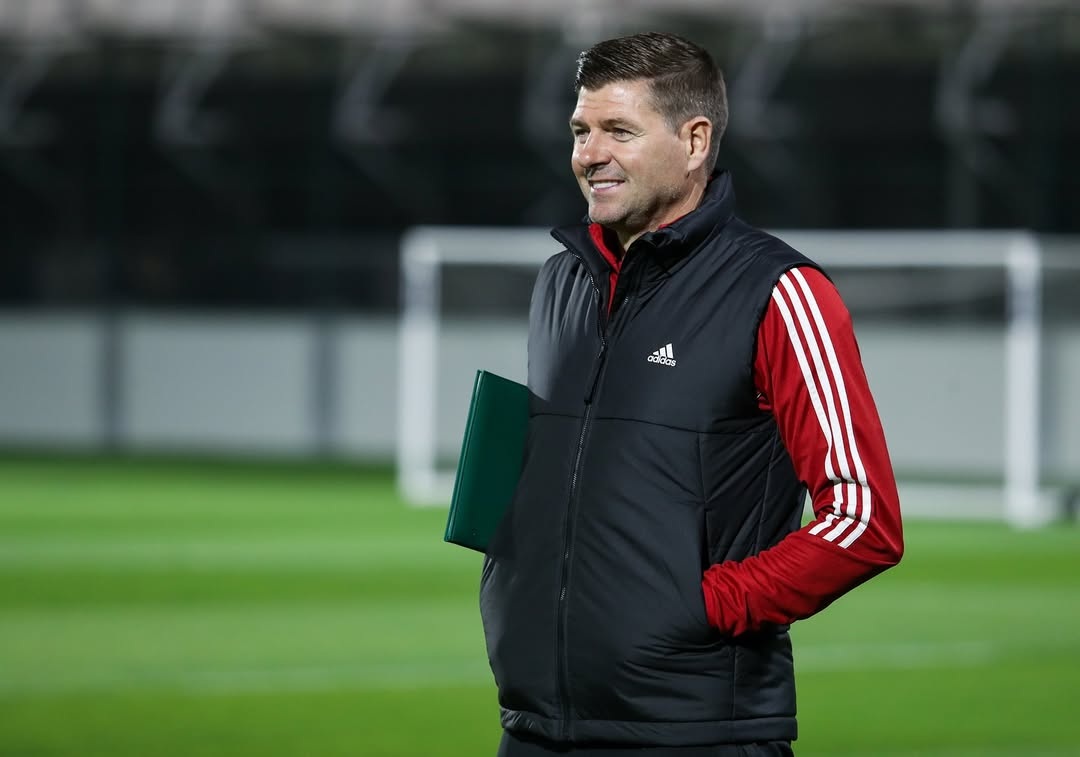 Steven Gerrard membuat pengakuan mengejutkan tentang timnas Inggris dekade 2000-an.