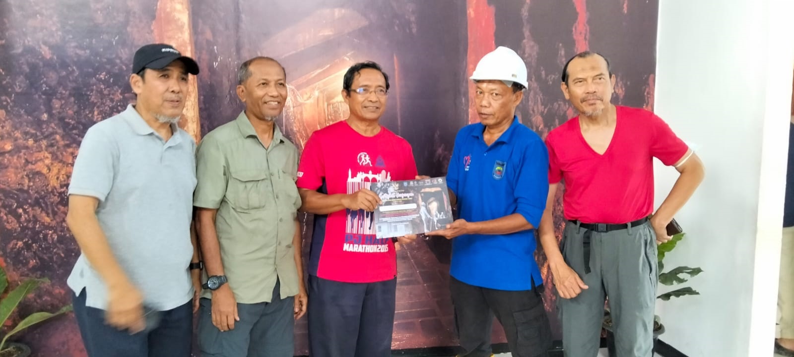 TANGGUH: Lima veteran gunung asal Kuala Lumpur Malaysia masing-masing Dr Hussain, Fuad Hilmi, Abdul Hakim, Muhammad Fauzi, dan Zaini saat di destinasi wisata Situs Lubang Tambang Batubara Soero.