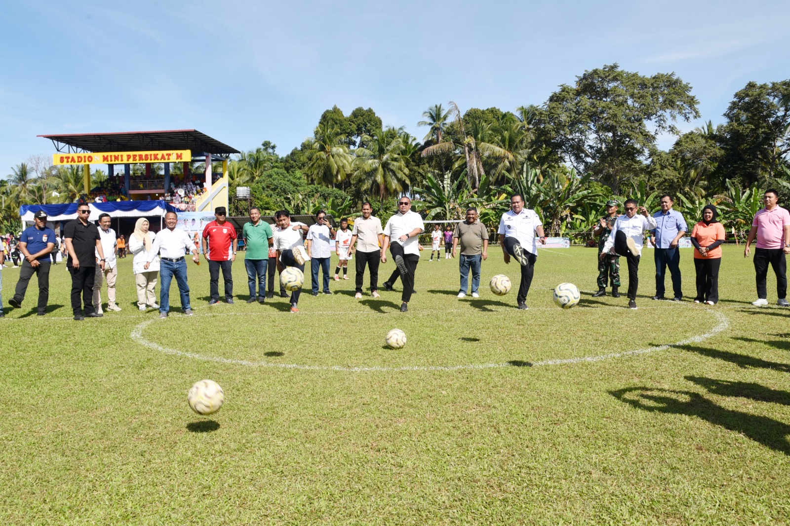 Tendangan pertama dari Andre Rosiade didampingi Wako Pariaman Yota Balad, menandai resminya dibuka Kejurnas Sepak Bola KU-12 antar Sekolah Sepak Bola (SSB), SD, dan akademi se-Indonesia, Rabu (8/10).