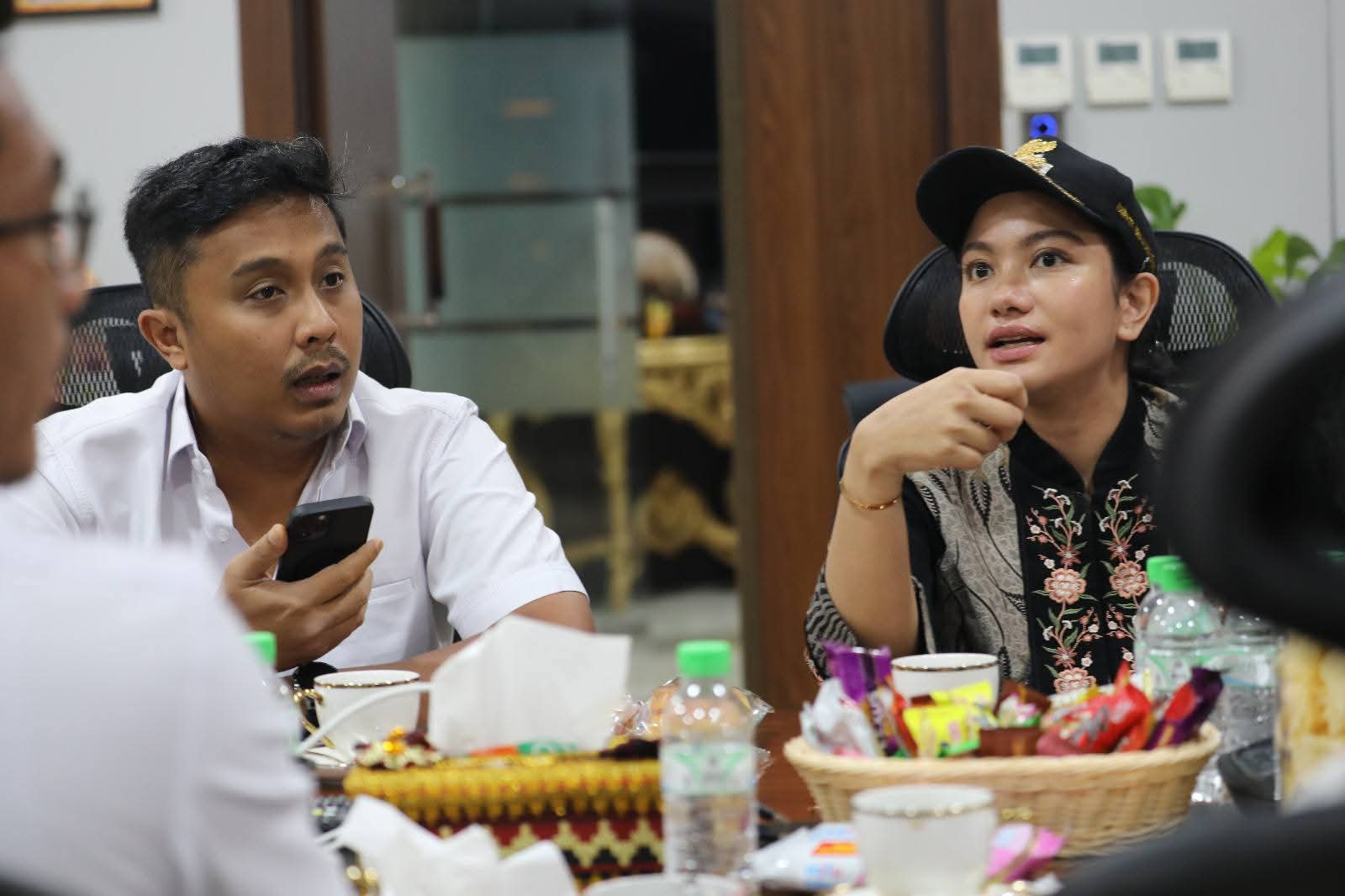 Wagub Sumbar Vasko Ruseimy bersama Bupati Dharmasraya Annisa Suci Ramadhani.