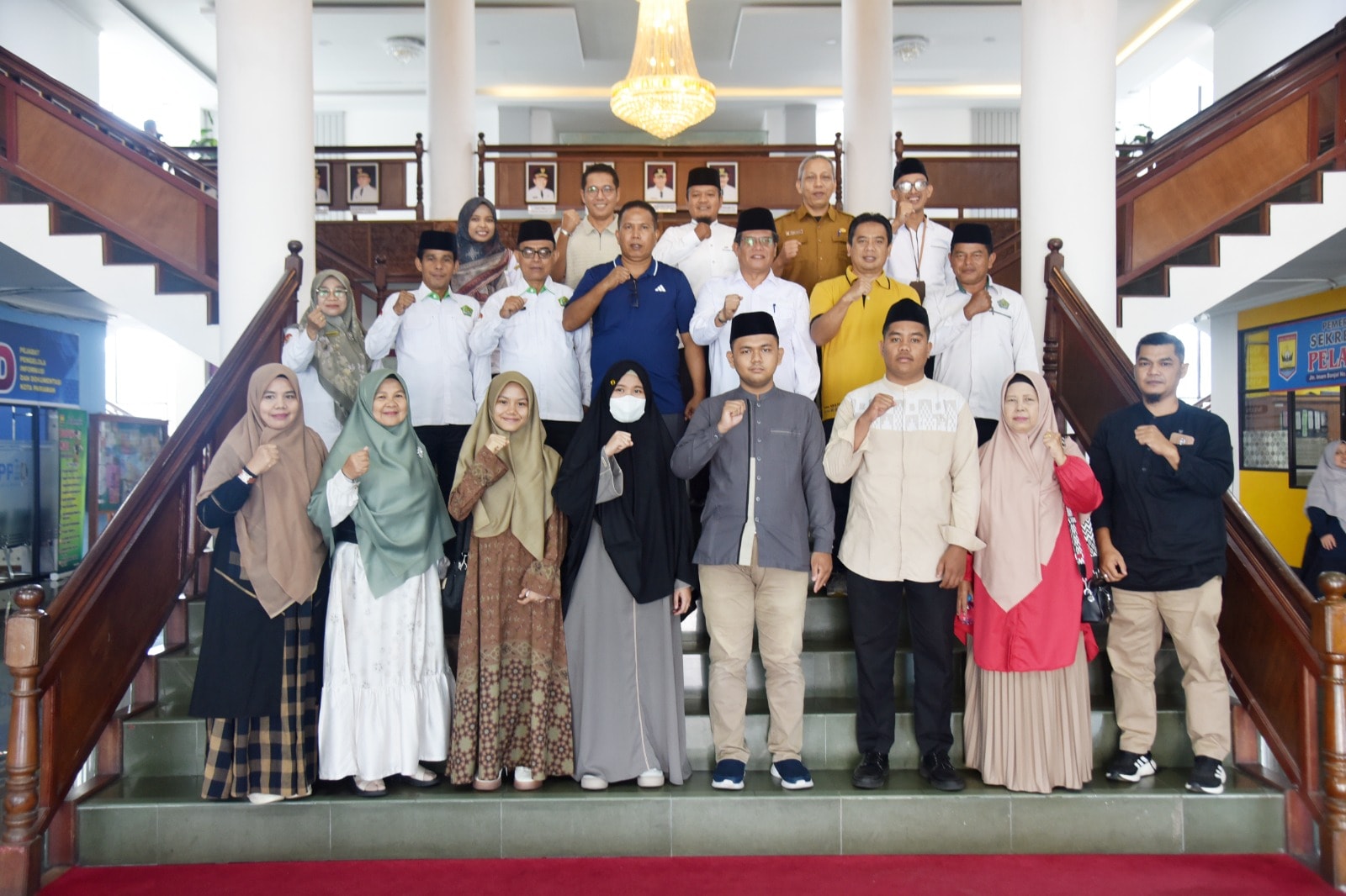 Kafilah asal Kota Pariaman resmi mewakili Sumbar ke STQH Nasional di Kendari, dilepas Wakil Wali Kota Mulyadi, Selasa (7/10/2025).