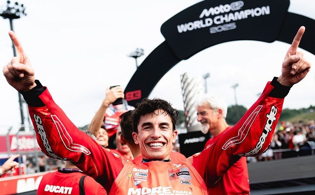 Marc Marquez harus melewatkan dua seri balapan sepanjang Oktober ini karena mengalami retak tulang selangka.
