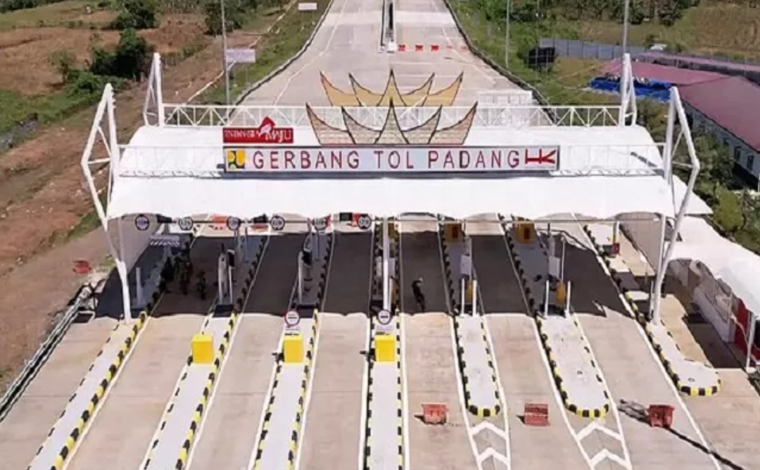 Gerbang Tol Padang&ndash;Pekanbaru di Padang-Sicincin yang mempersingkat waktu tempuh dan mendorong pertumbuhan ekonomi Sumatera Barat. (Foto: Dok. HK)
