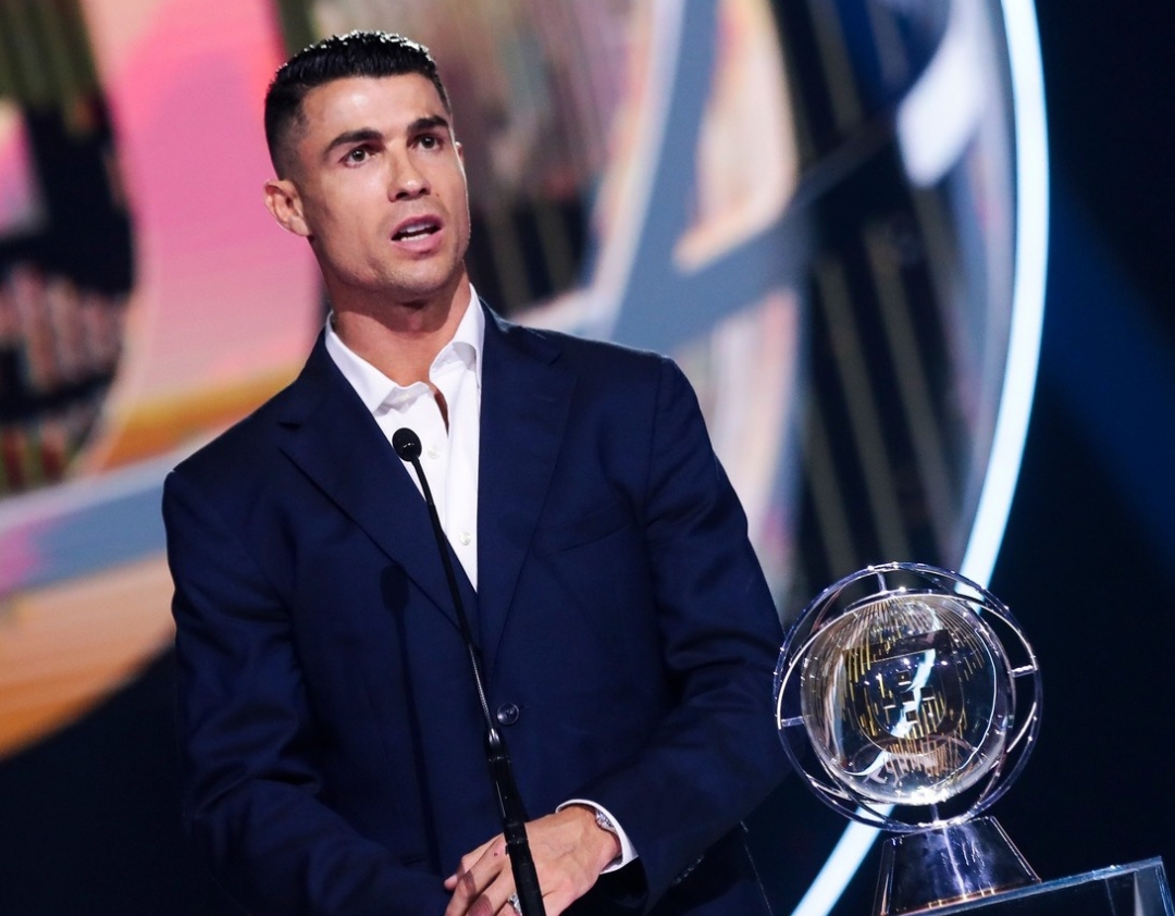 Cristiano Ronaldo menerima Globe Prestige 2025 di Portugal Football Globes, pengakuan atas 22 tahun kariernya bersama tim nasional Portugal.(Foto: Instagram @cristiano)