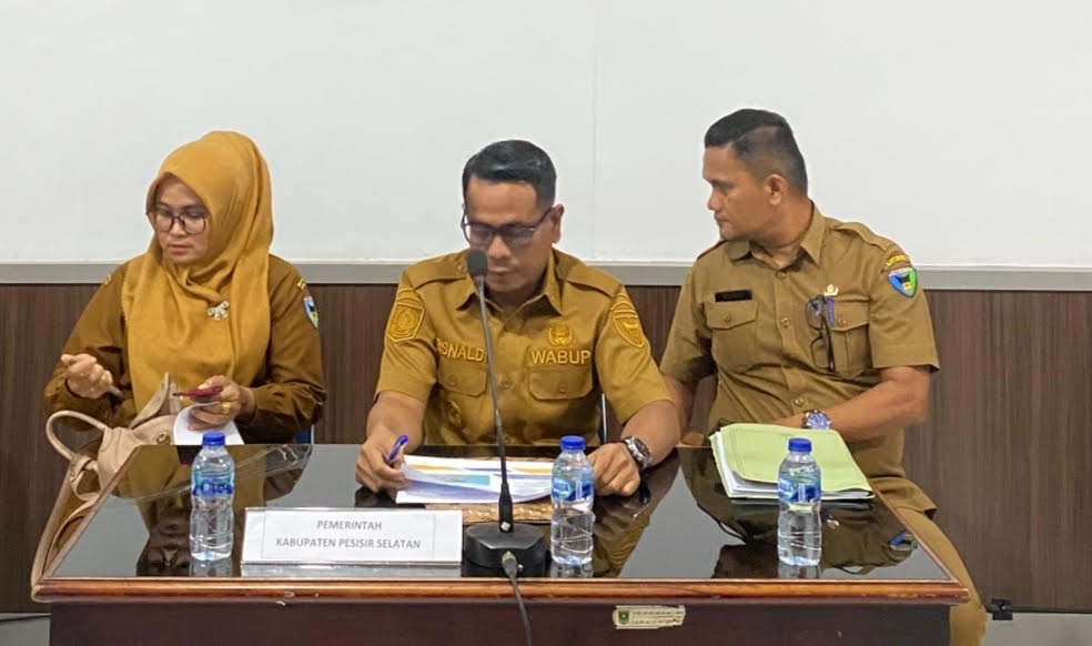 PRESENTASI: Wakil Bupati Pessel, Risnaldi Ibrahim didampingi Kepala Dinas Kominfo Pessel, Wendi saat presentasi Monev KIP 2025 yang digelar KI Sumbar, Selasa (7/10).